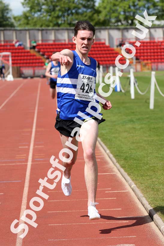 Mens under-17s 3000 metres, North Eastern Champs, Gateshead Stadium. Photo: David T. Hewitson/Sports for All Pics